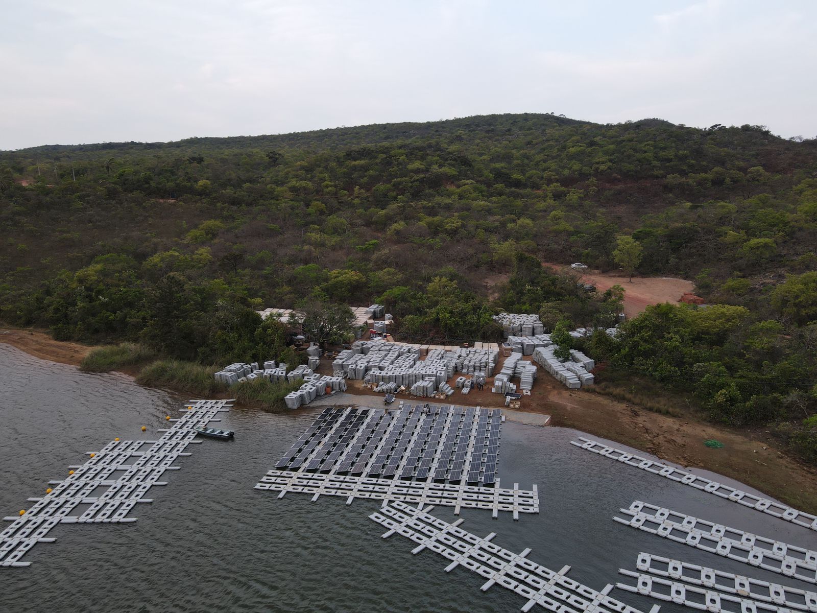 Inicio da instalação de 1,2 MWp de usina solar flutuante da F2B na PCH Santa Marta em Minas Gerais.